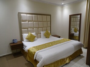 Free minibar items, in-room safe, soundproofing, free cribs/infant beds - Comfort Inn Al Yarmouk (Riyadh)