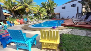 Alberca al aire libre y camastros