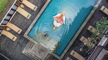 Piscina externa, espreguiçadeiras