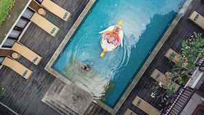 Piscine extérieure, chaises longues