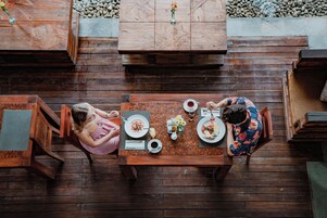 Se sirve cocina local (con vistas a la piscina) 