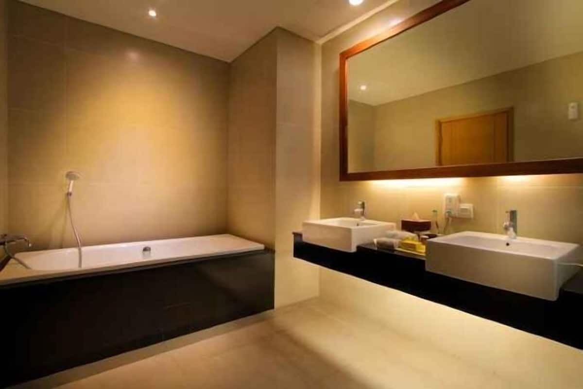 Bathroom | Free toiletries, bathrobes, slippers, towels