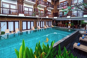 Piscina externa, espreguiçadeiras