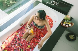 Salas de tratamiento para parejas, una bañera de hidromasaje