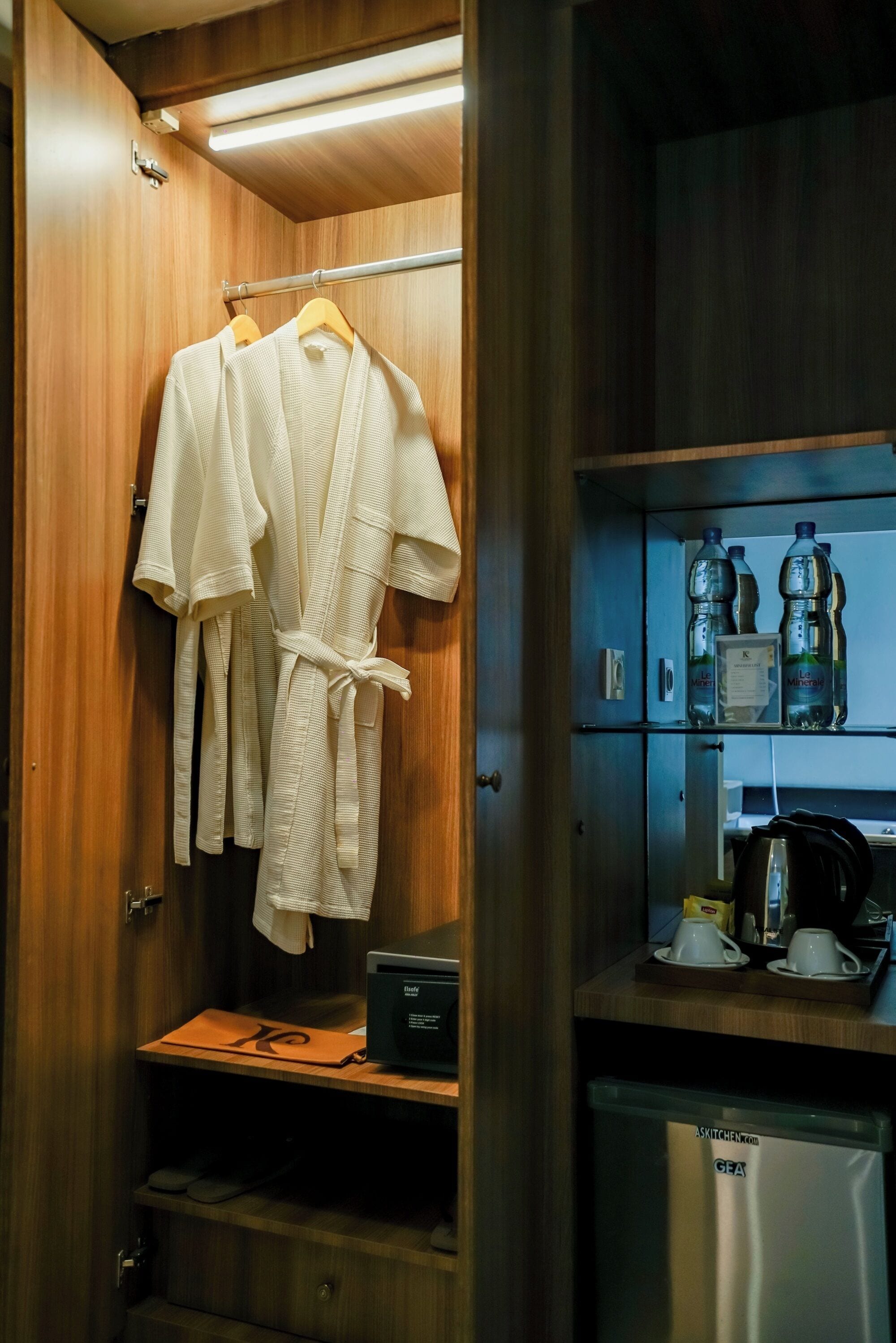 deluxe room, bathtub | 1 bedroom, premium bedding, in-room safe, individually furnished