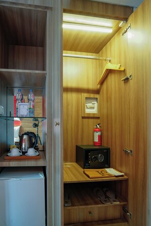 Quarto (Kirana) | Roupas de cama premium, cofres nos quartos, individualmente mobiliados
