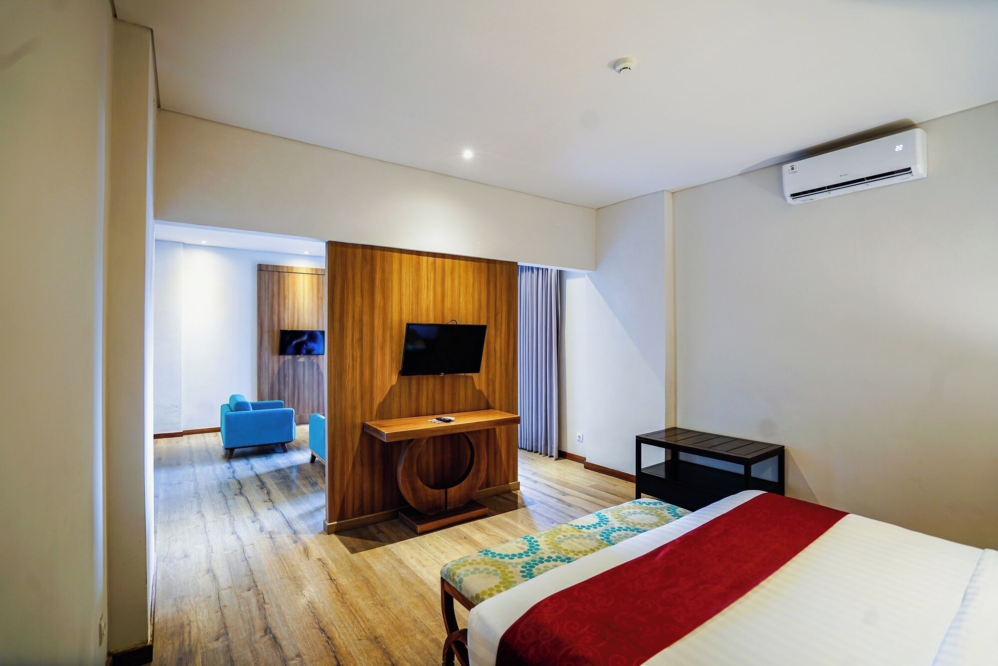 kirana suite with bathtub (free welcome fruit basket upon arrival) | living area | 40-inch led tv with cable channels, tv
