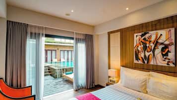 Habitación de hotel con cama, un cuadro en la pared, vista a una piscina exterior y un área de comedor.