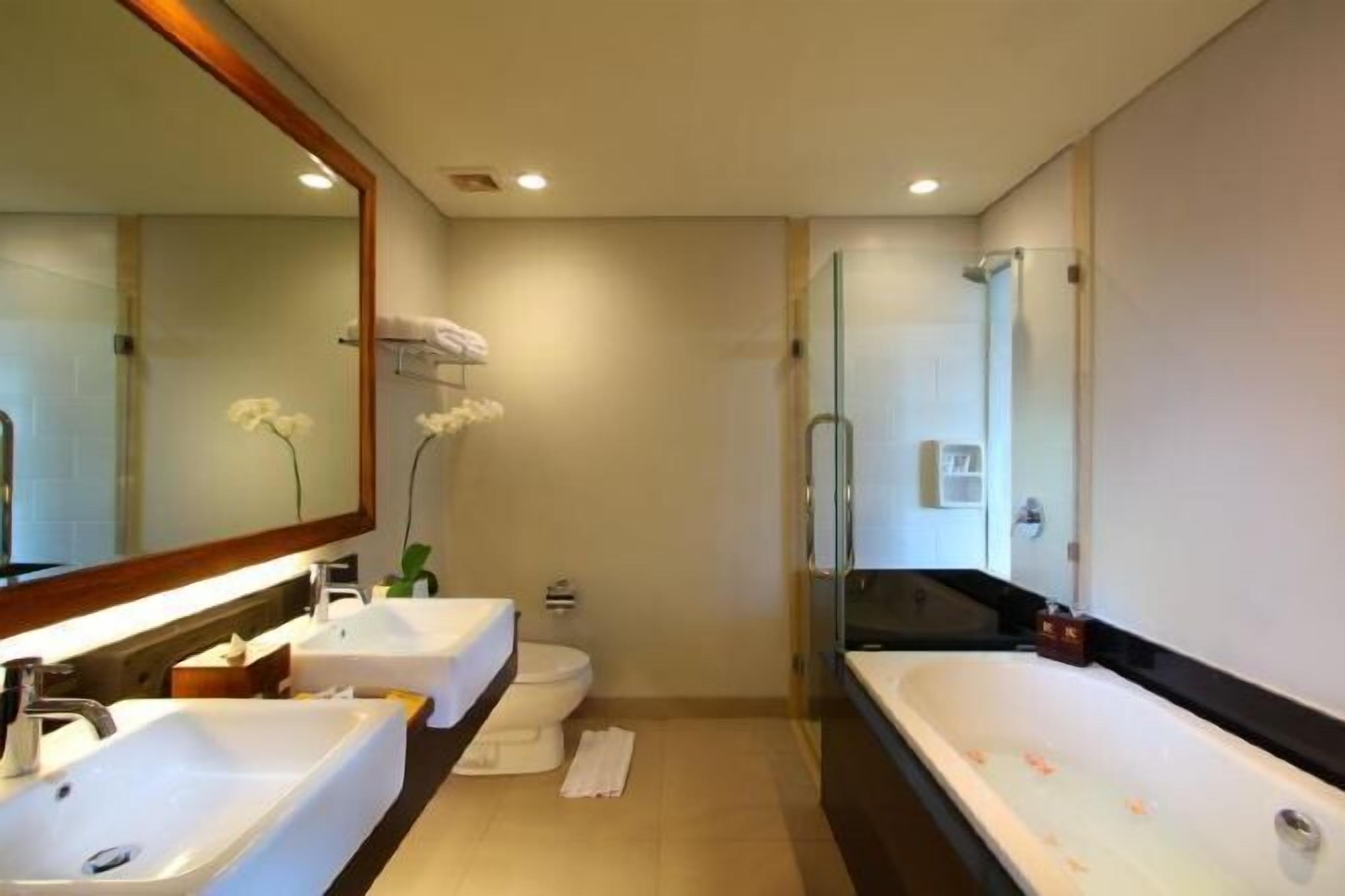 Bathroom | Free toiletries, hair dryer, bathrobes, slippers