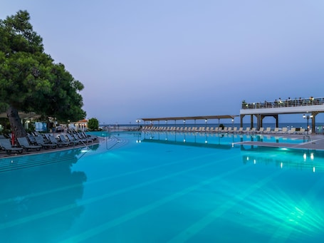 Una piscina techada, una piscina al aire libre de temporada
