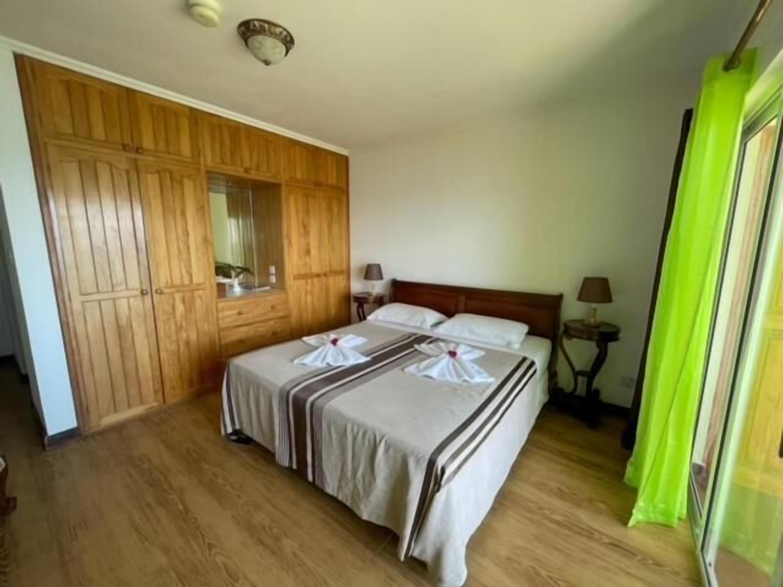 Premium bedding, down duvets, in-room safe, iron/ironing board