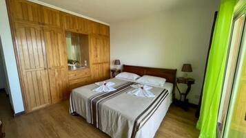 Premium bedding, down duvets, in-room safe, iron/ironing board
