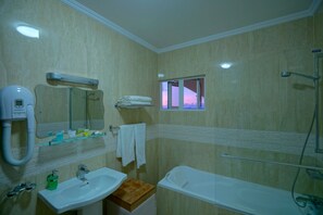 Chambre supérieure double | Salle de bain | Douche, articles de toilette (gratuits), séchoir à cheveux, bidet