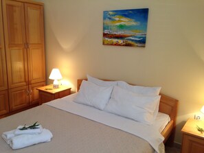 1 間睡房、房內夾萬、摺床/加床 (收費)、床單