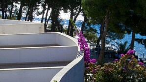 Una escalera curva con peldaños que conducen a una terraza.