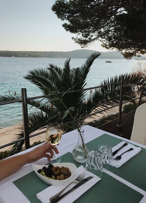 Frokost, lunsj og middag serveres, lokale retter, utsikt mot stranden
