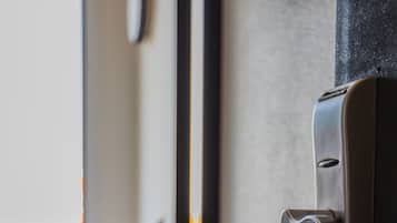 Twin kamer | Donsdekens, een bureau, verduisterende gordijnen, geluiddichte muren