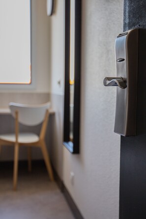 Cubrecamas, escritorio, cortinas blackout y sistema de insonorización