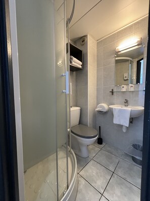 Bathroom shower - Hôtel Face West Le Pontet (Le Pontet)