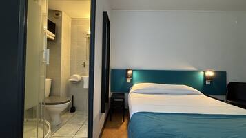 Dubbelrum | DuntÀcken, skrivbord, mörklÀggningsgardiner och ljudisolering