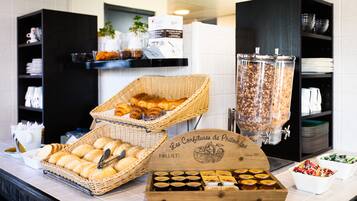 Kontinental frukost varje dag (EUR 8.9 per person)