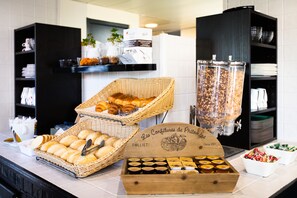 Déjeuner continental (8.9 EUR par personne)