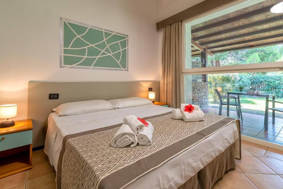 Desk, cots/infant beds, free WiFi, bed sheets