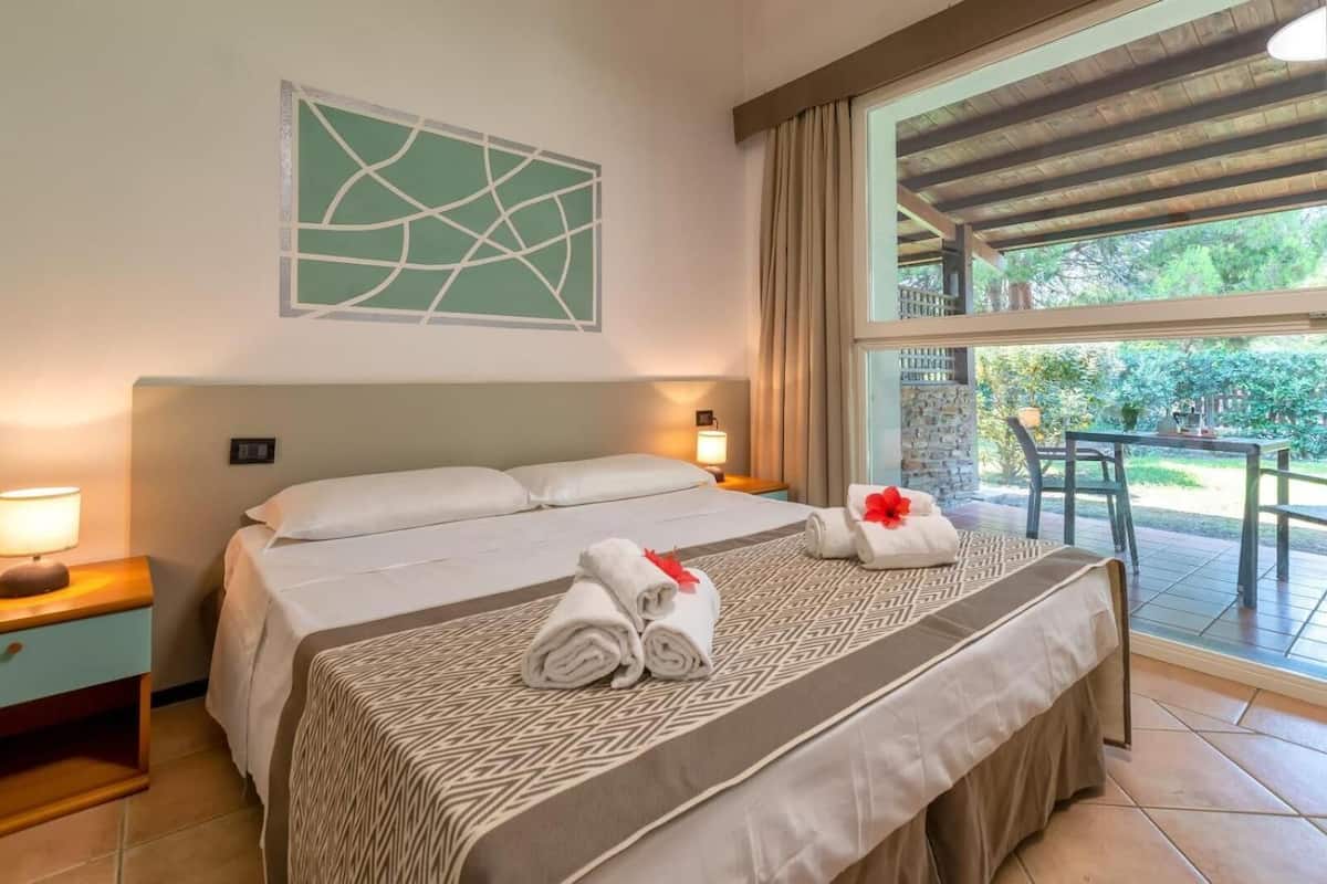 Escritorio, cunas, wifi gratis y ropa de cama