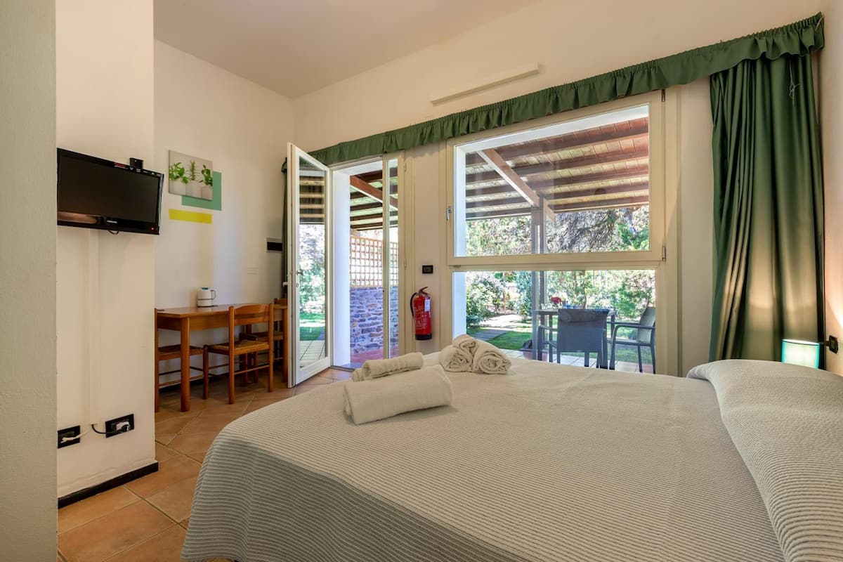 Escritorio, cunas, wifi gratis y ropa de cama