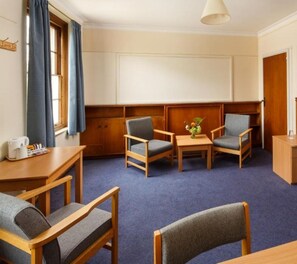 Skrivebord, skrivebord for bærbar PC, wi-fi (inkludert) og sengetøy