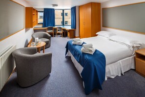 Dobbeltrom – standard | Skrivebord, skrivebord for bærbar PC, wi-fi (inkludert) og sengetøy