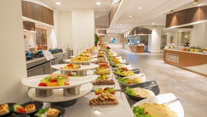 Un buffet proposant une variété de plats et doté d’un décor intérieur moderne.