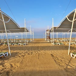 Spiaggia privata, lettini da mare, ombrelloni, teli da spiaggia