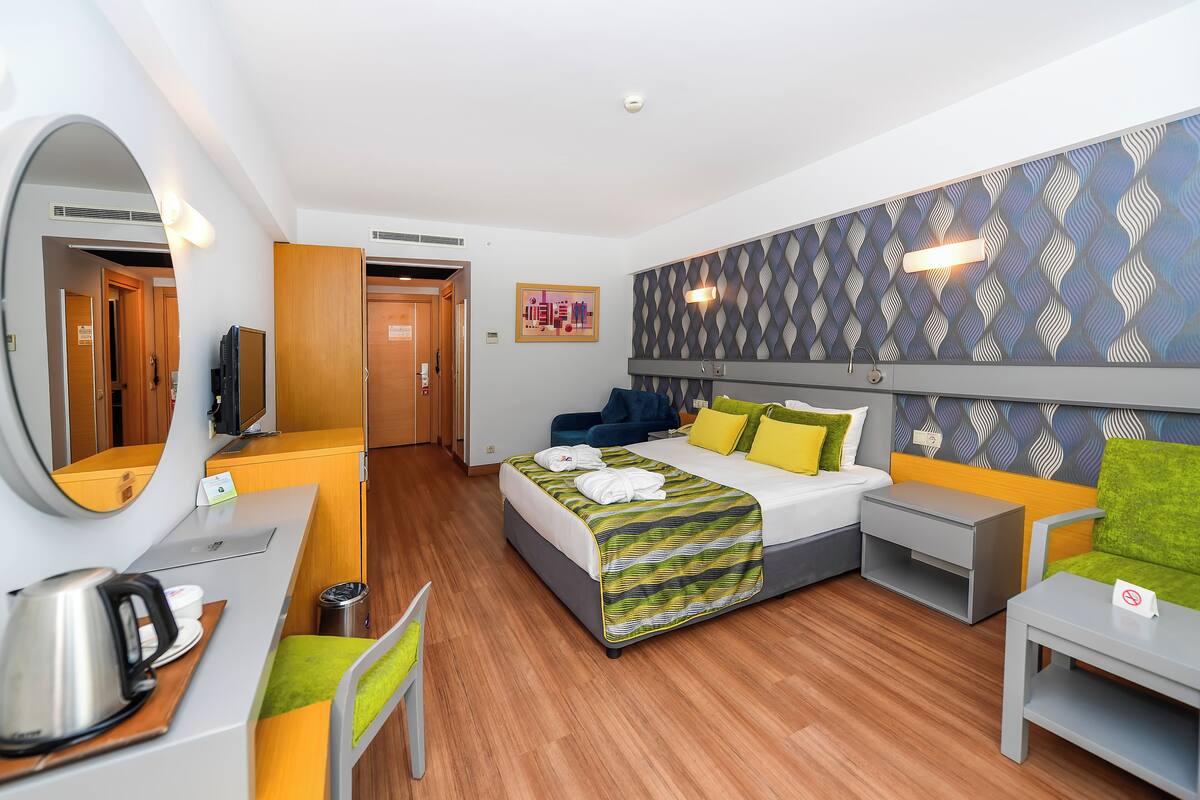 Minibar, in-room safe, desk, cribs (free)