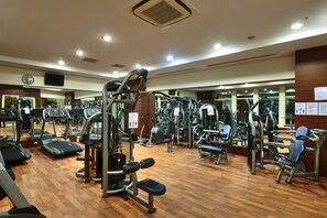 A gym with treadmills, elliptical machines, and weight stations. - Sunis Evren Beach Resort Hotel & Spa  - All inclusive (Manavgat)