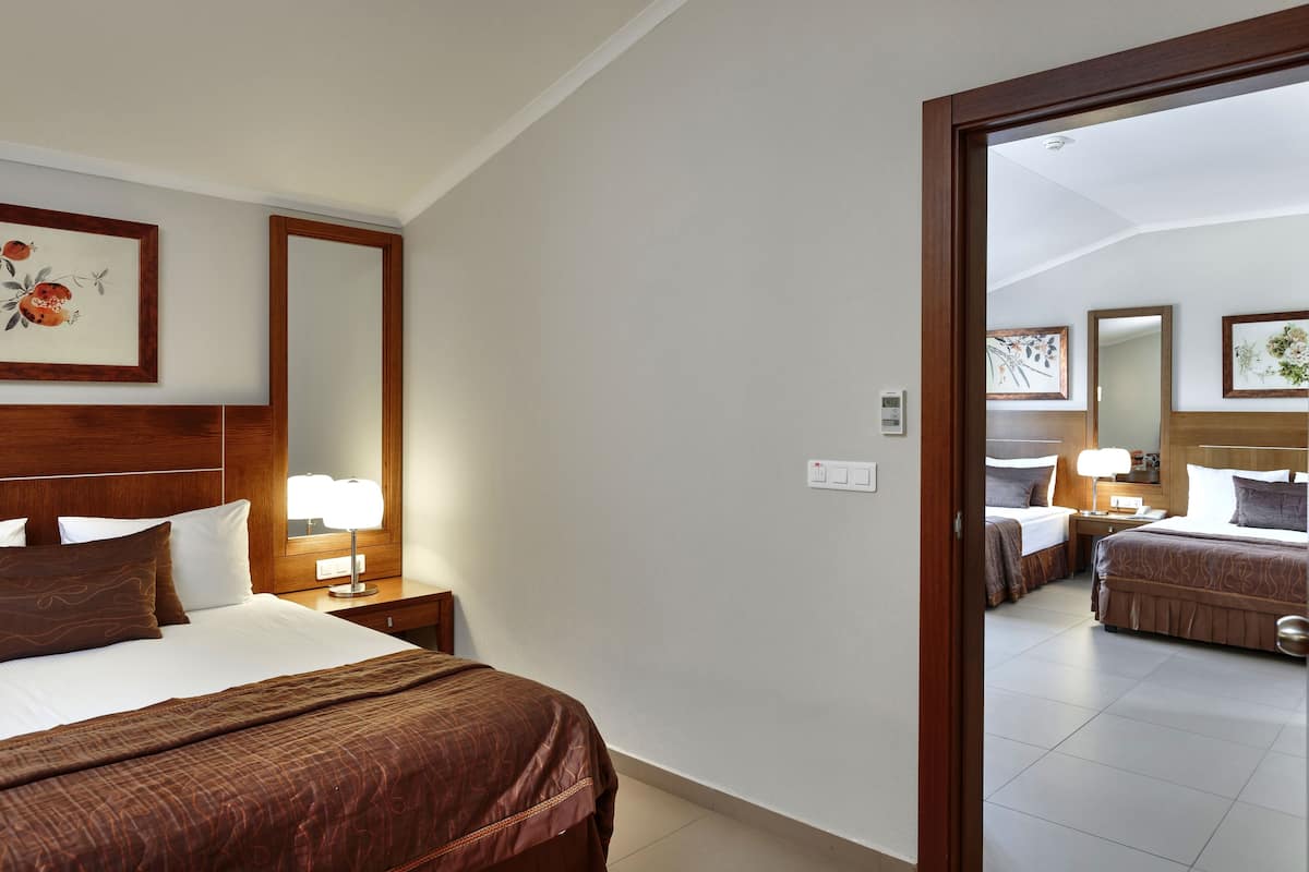Premium bedding, free minibar, in-room safe, desk