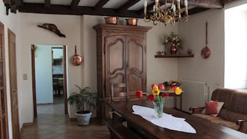 Daily continental breakfast (EUR 8 per person)