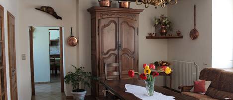 Daily continental breakfast (EUR 8 per person)