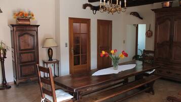 Daily continental breakfast (EUR 8 per person)