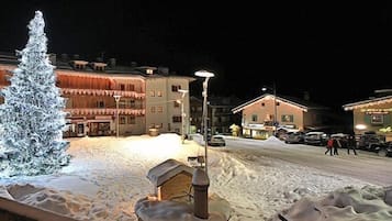 Vista frontal de la propiedad por la tarde o noche