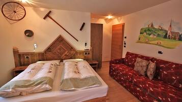 Driepersoonskamer | Individueel gedecoreerd, individueel gemeubileerd, een bureau