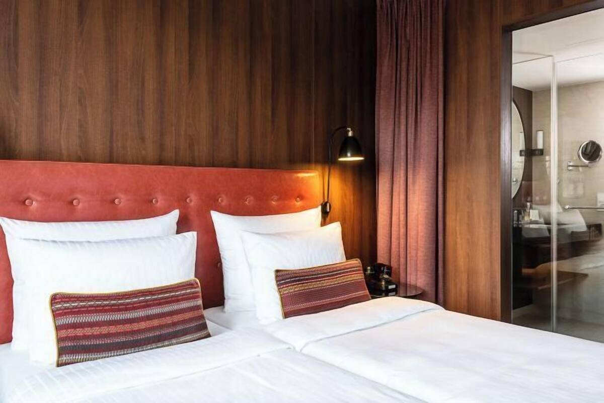 Hypo-allergenic bedding, in-room safe, desk, blackout curtains
