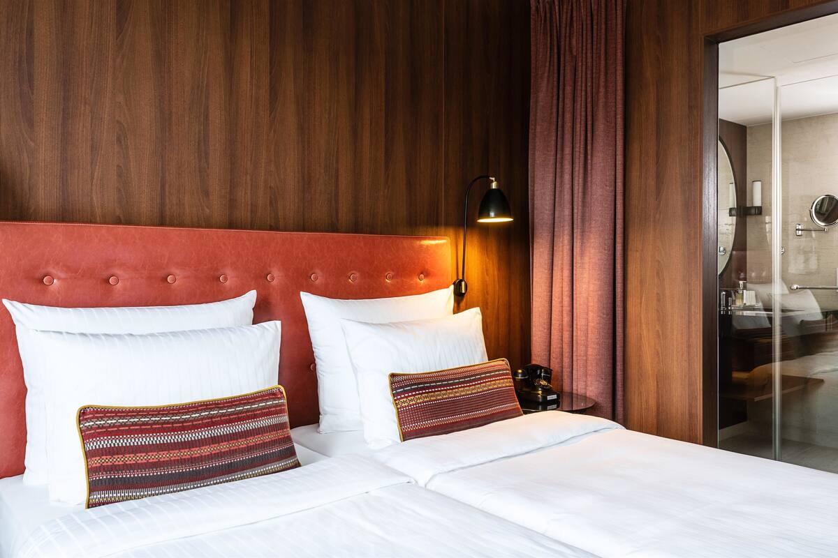 Hypo-allergenic bedding, in-room safe, desk, blackout curtains