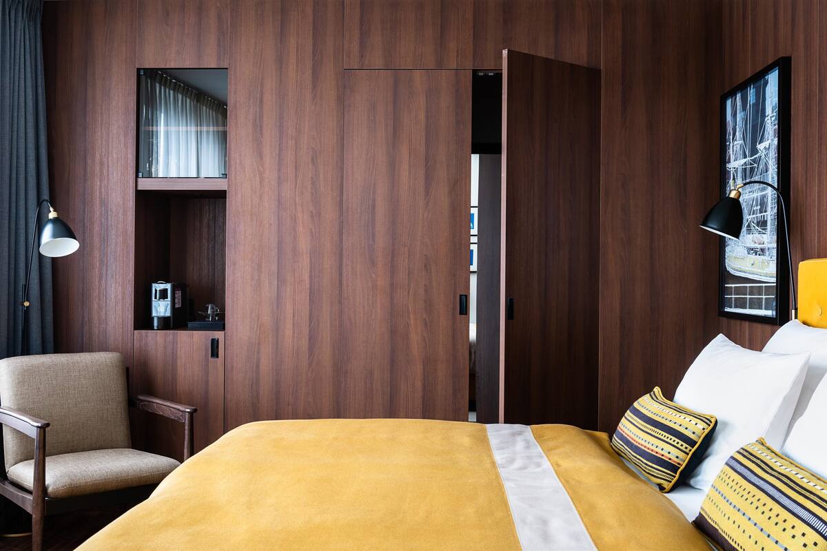 Premium Room Hafencity | Hypo-allergenic bedding, in-room safe, desk, blackout curtains