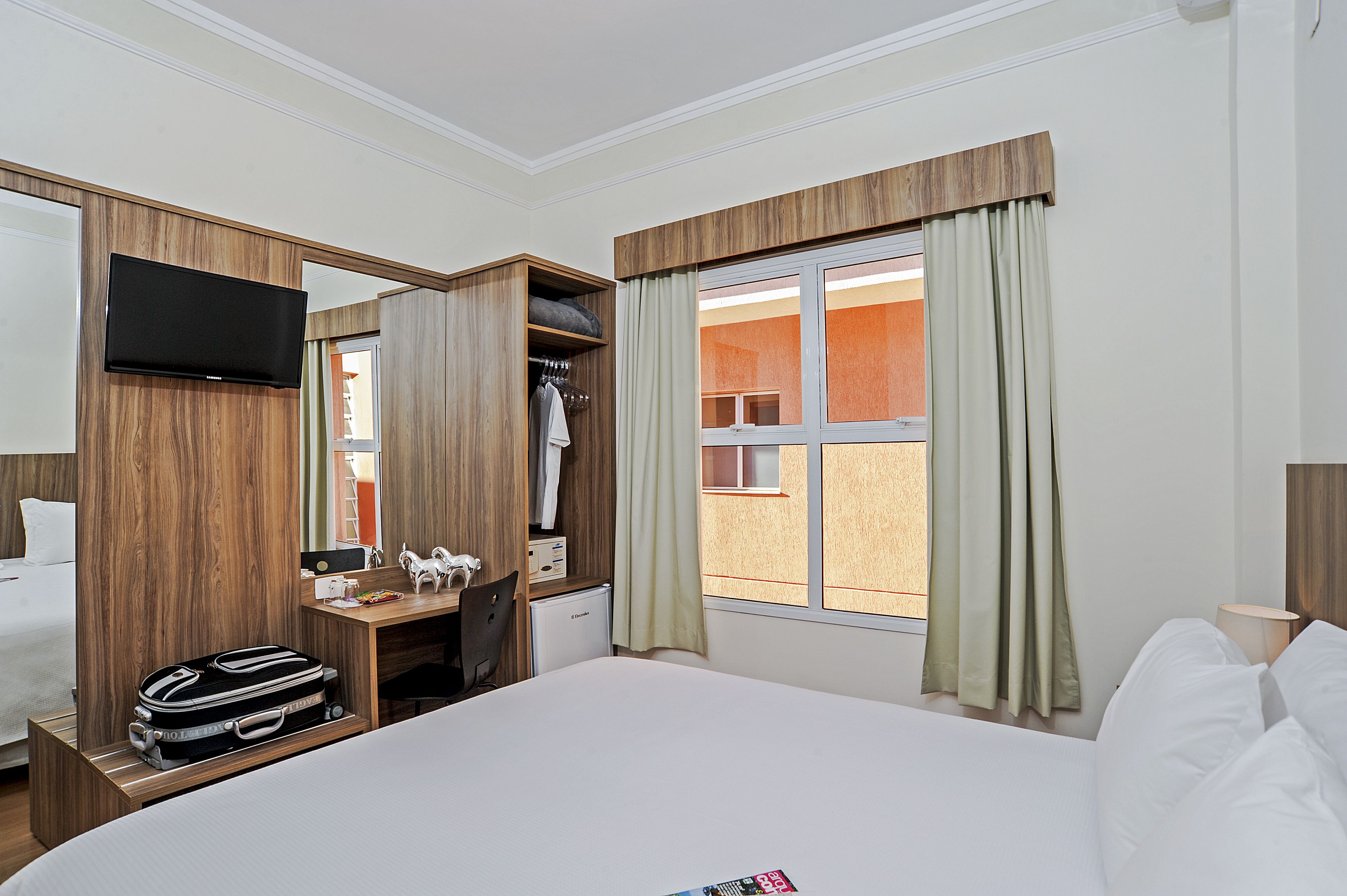 room, 1 double bed | minibar, in-room safe, desk, laptop workspace