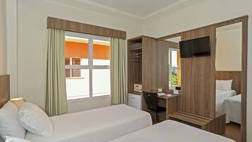 Habitación, 2 camas individuales | Minibar, caja fuerte, escritorio y espacio para trabajar con un portátil