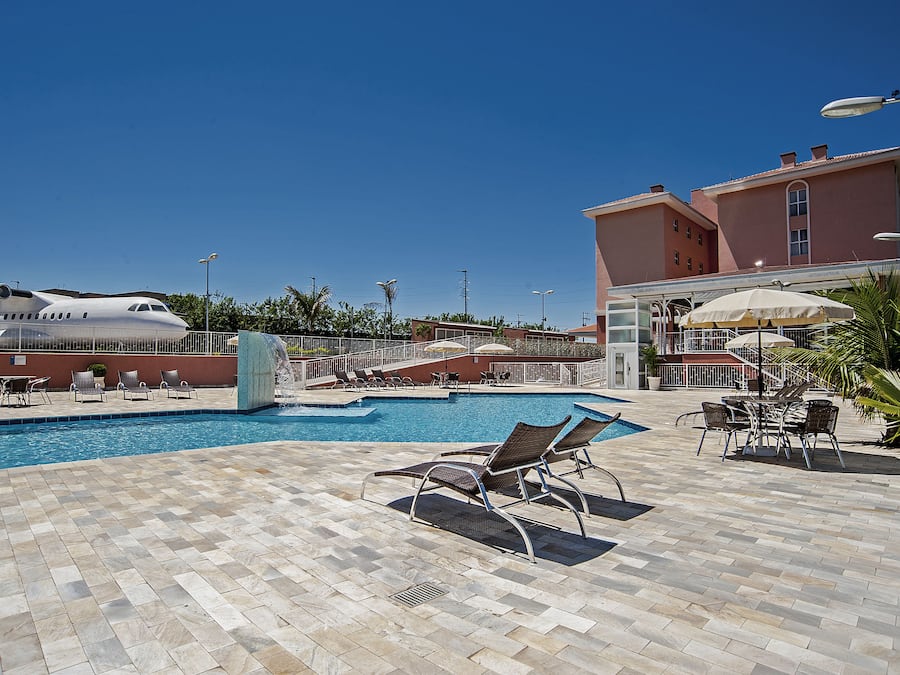 Kolam renang terbuka, kerusi lepak pantai