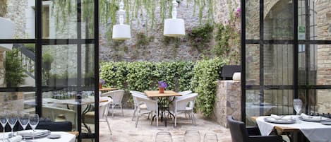 DĂźner et souper servis sur place, cuisine internationale