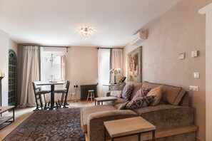 Deluxe-Suite | Wohnzimmer | Plasmafernseher