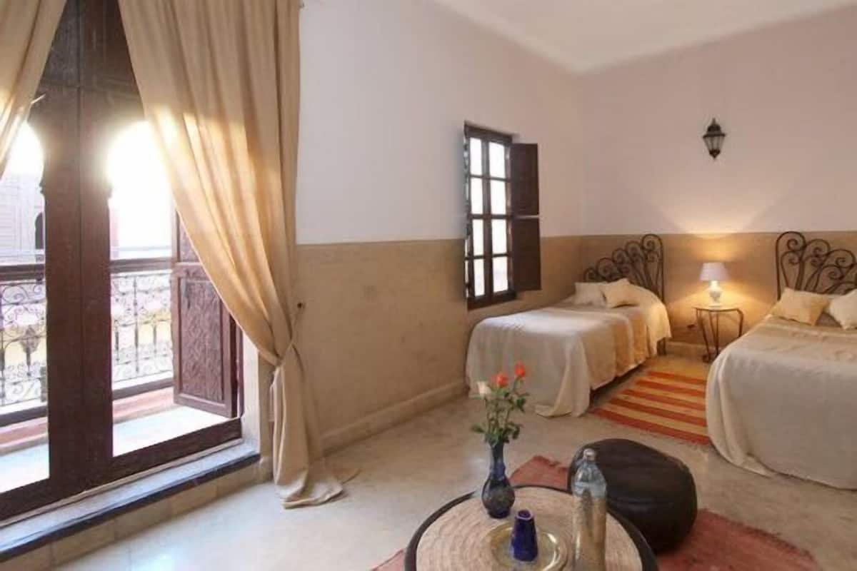 1 habitación, escritorio, wifi gratis y ropa de cama